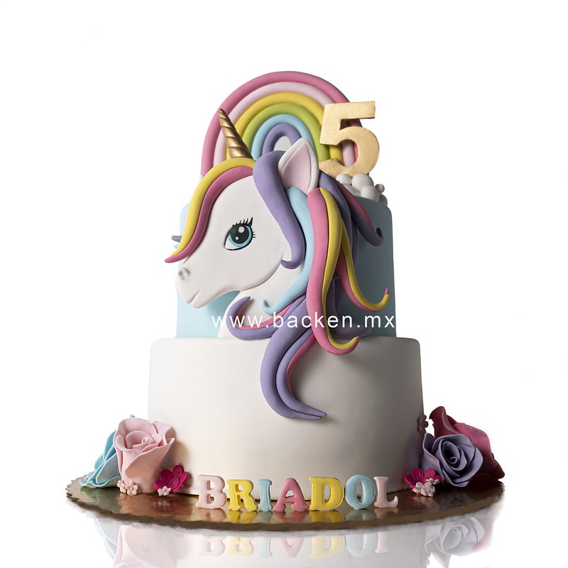 Festeja con un increíble pastel para niña creado por expertos con fondant de calidad.