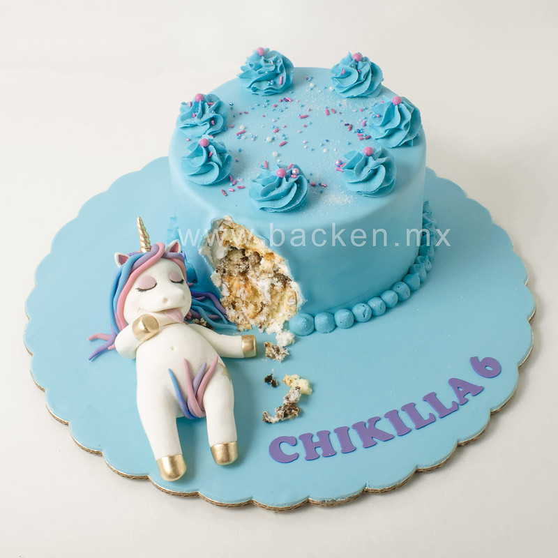 Festeja con un increíble pastel para niña creado por expertos con fondant de calidad.