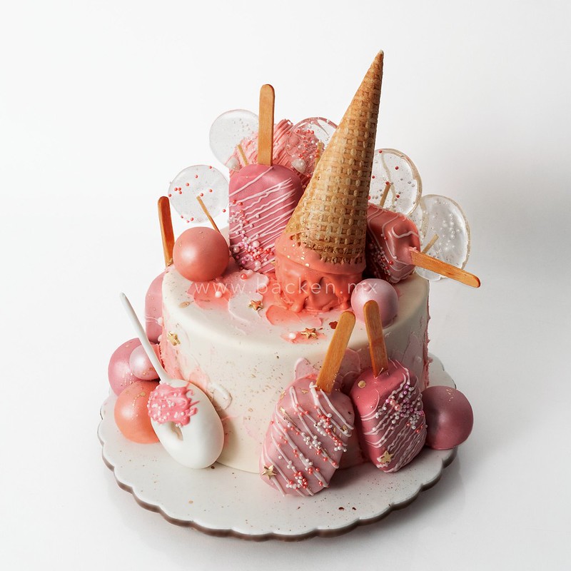 Festeja con un increíble pastel para niña creado por expertos con fondant de calidad.