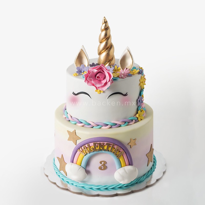 Festeja con un increíble pastel para niña creado por expertos con fondant de calidad.