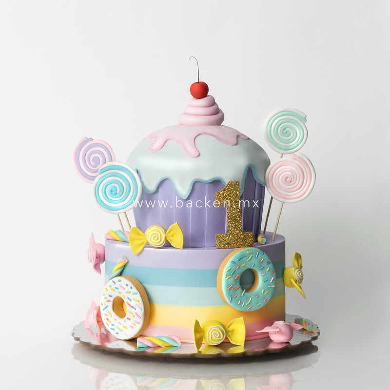 Festeja con un increíble pastel para niña creado por expertos con fondant de calidad.