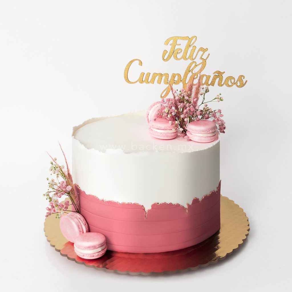 Celebra con Pastel Personalizado con Macarrones