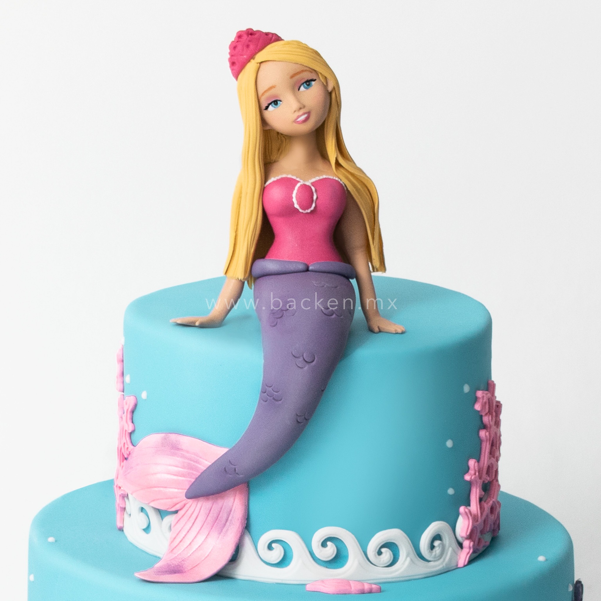 Celebra con pastel de Pisos de La Sirenita