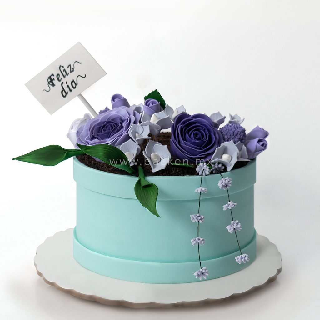Celebra con Pastel en Forma de Canasta Con Flores