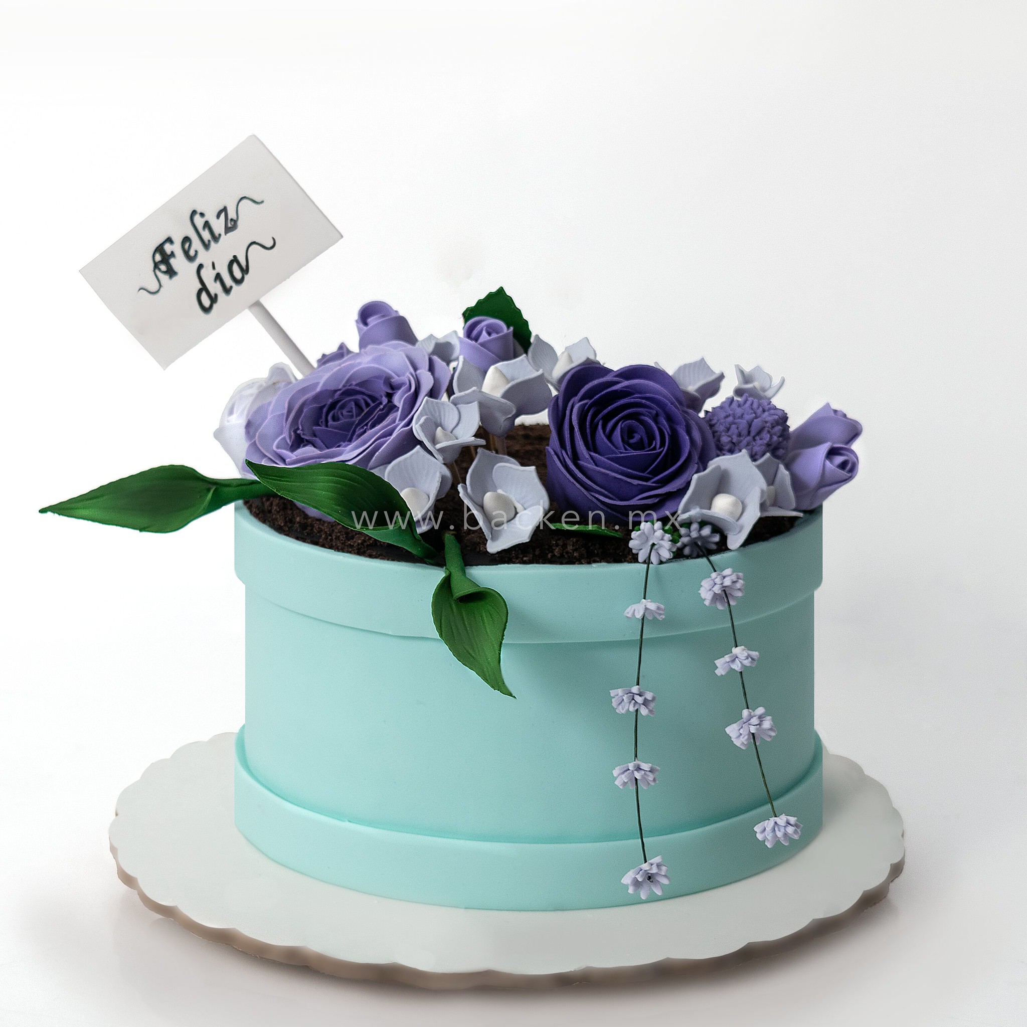 Celebra con Pastel en Forma de Canasta Con Flores