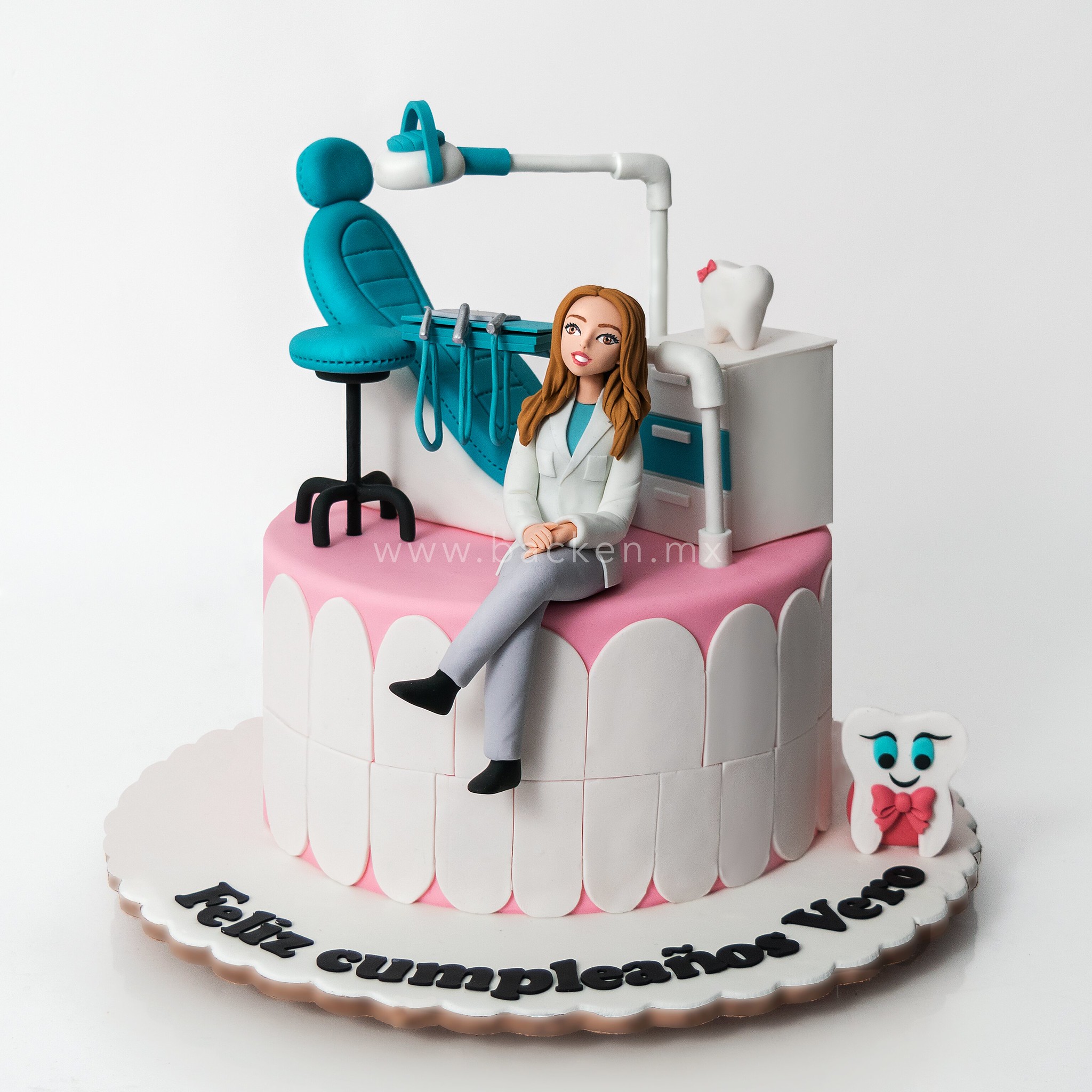 Celebra con Pastel Personalizado Para Odontóloga en Guadalajara
